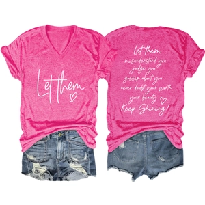 Mise à plat de t-shirt rose à col en V avec texte imprimé et short en jean déchiré