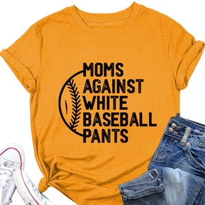 Détail du t-shirt jaune moutarde avec texte Moms Against White Baseball Pants et nœud