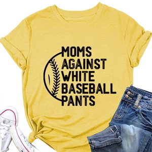 Détail des manches retroussées et du slogan sur le t-shirt en coton jaune moutarde