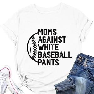 T-shirt en coton blanc avec impression de texte, présenté avec un jean bleu et chaussures