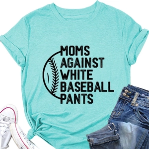 T-shirt slogan vert menthe à plat avec un short en jean et des baskets blanches