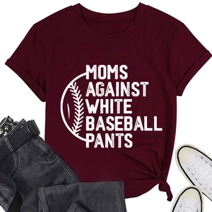 Mise à plat de t-shirt bordeaux avec texte blanc et détail graphique de baseball