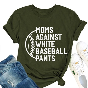 Mise à plat d'un t-shirt vert armée avec slogan et jean pour un look décontracté chic