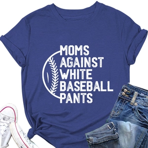 Détail d'un t-shirt bleu marine avec imprimé Moms Against White Baseball Pants