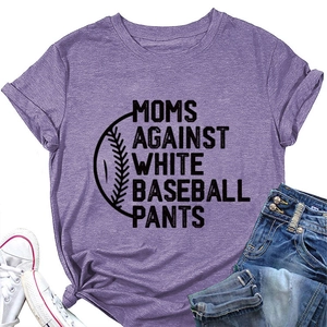 T-shirt violet en coton MOMS AGAINST WHITE BASEBALL PANTS présenté avec un jean
