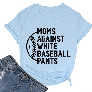 Détail du t-shirt bleu clair avec slogan imprimé et nœud élégant à l'ourlet
