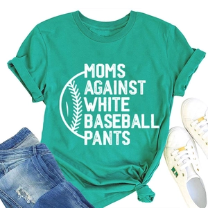 T-shirt en coton sarcelle avec imprimé blanc posé à plat avec un jean décontracté