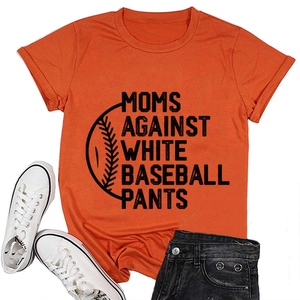 Mise à plat d'un t-shirt orange avec slogan humoristique de baseball et short en jean