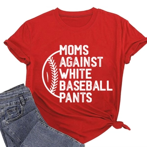 Détail d'un t-shirt en coton rouge avec imprimé baseball blanc et ourlet noué