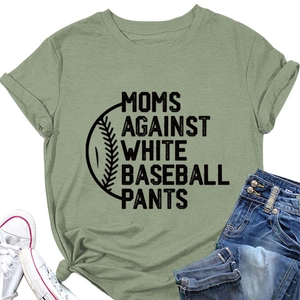 Détail du t-shirt vert sauge avec slogan Baseball pour mamans et nœud décoratif sur l'ourlet