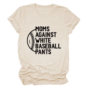Détail du t-shirt beige avoine avec imprimé MOMS AGAINST WHITE BASEBALL PANTS et texture tissu