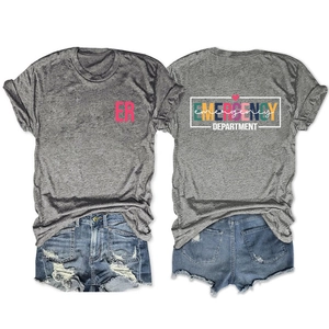 Détail du t-shirt gris chiné avec logo ER et impression Emergency Department au dos