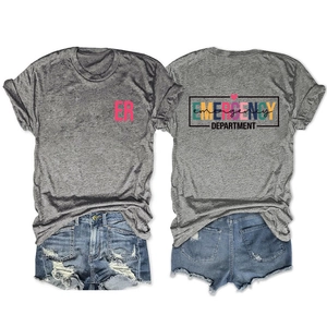 Vue détaillée de l'imprimé Emergency Department sur t-shirt gris et short en jean
