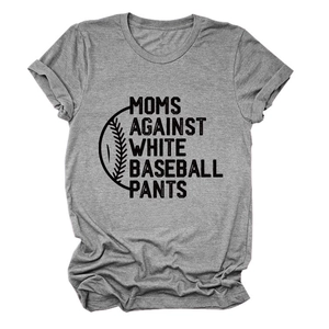 Détail du t-shirt gris avec slogan Moms Against White Baseball Pants et motif baseball