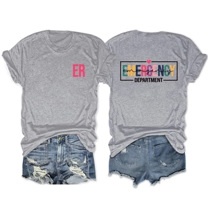 Détail de l'imprimé Emergency Department sur t-shirt gris et short en jean effiloché