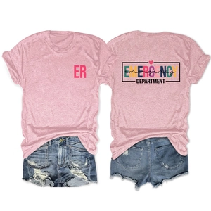 Vue détaillée avant et arrière du t-shirt rose avec imprimé Emergency Department
