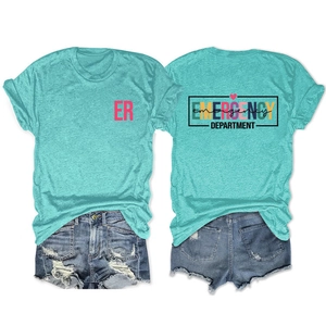 T-shirt en coton vert menthe avec imprimé ER et short en jean vieilli posé à plat