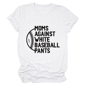 Gros plan du slogan Moms Against White Baseball Pants imprimé sur un t-shirt blanc