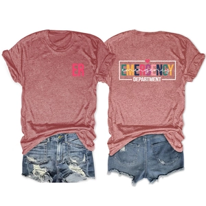 Détail d'un t-shirt rouge vintage imprimé Emergency Department et d'un short en jean bleu