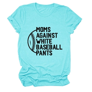 Détail d'un t-shirt turquoise avec slogan MOMS AGAINST WHITE BASEBALL PANTS imprimé