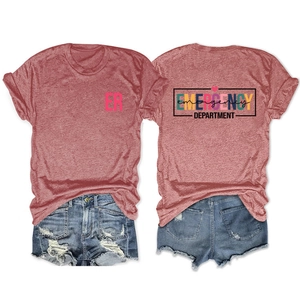 Vue détaillée avant et arrière du t-shirt Emergency Department imprimé en rose foncé