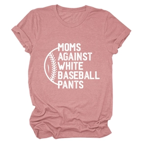 Détail du t-shirt rose poudré montrant le slogan blanc baseball et la texture du tricot