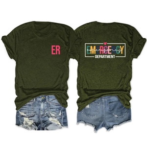 Détails du t-shirt vert olive avec imprimé Emergency Department et short en jean court