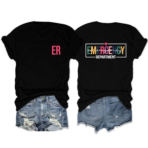 Détail de l'imprimé Emergency Department recto-verso sur un T-shirt noir en coton