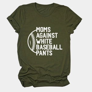 Détail d'un t-shirt en coton vert armée avec slogan blanc MOMS AGAINST WHITE BASEBALL PANTS