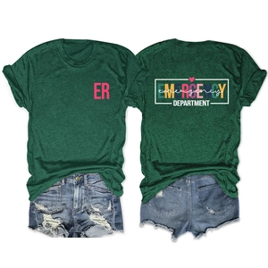 Détails du lettrage Emergency Department et de l'imprimé ER sur un t-shirt vert
