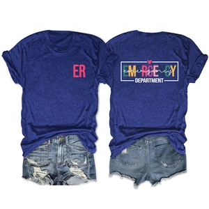 Détail du logo Emergency Department sur t-shirt bleu marine et short en jean déchiré