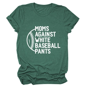T-shirt vert foncé posé à plat avec imprimé Moms Against White Baseball Pants en blanc