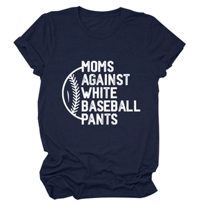 Détail du t-shirt en coton bleu marine avec texte blanc et imprimé de point de baseball
