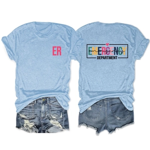 Détail du dos du t-shirt Emergency Department avec imprimé arc-en-ciel et short en jean