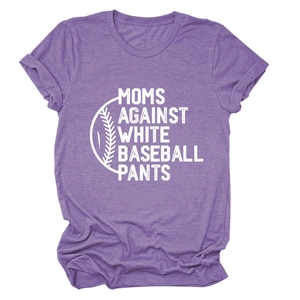 Vue détaillée à plat d'un t-shirt violet avec texte MOMS AGAINST WHITE BASEBALL PANTS