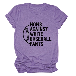 Gros plan du T-shirt violet chiné avec le slogan Moms Against White Baseball Pants