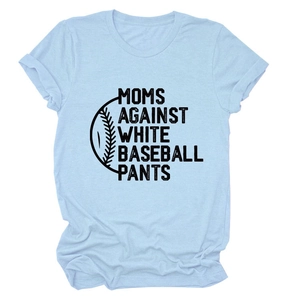 Gros plan d'un t-shirt en coton bleu clair avec texte Moms Against White Baseball Pants