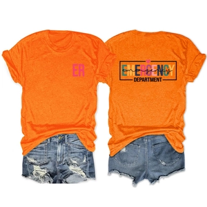 T-shirt orange et short en jean montrant les détails graphiques ER recto et verso