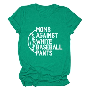 Détail de la texture du t-shirt vert en coton avec imprimé Moms Against White Baseball Pants