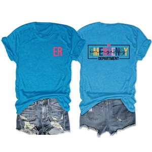 Ensemble t-shirt bleu Emergency Department et short en jean déchiré pour femmes