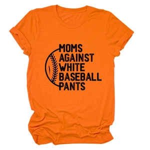 Gros plan d'un t-shirt en coton orange avec slogan de baseball noir imprimé