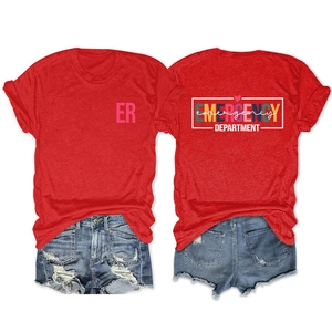 T-shirt rouge à plat avec logo ER devant et texte Emergency Department au dos détaillé