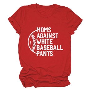 Détail d'un t-shirt rouge en coton avec le slogan graphique Moms Against White Baseball Pants
