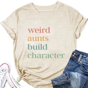 Flachbild von Baumwoll-T-Shirt mit Spruch-Print und blauer Distressed-Jeans