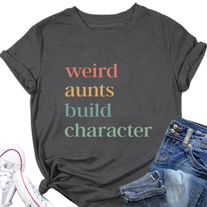 Nahaufnahme der bunten Retro-Schrift auf anthrazitfarbenem T-Shirt mit Jeans-Hintergrund