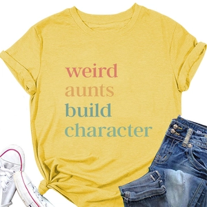 Flachbild von ingwergelbem T-Shirt mit Aufdruck und blauen Denim-Shorts für den Sommerlook