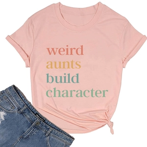 Detail eines rosa T-Shirts mit buntem Buchstabendruck und modischem Knoten am Saum