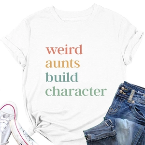 Detailansicht des farbigen Textaufdrucks auf weißem Baumwoll-T-Shirt für Damen