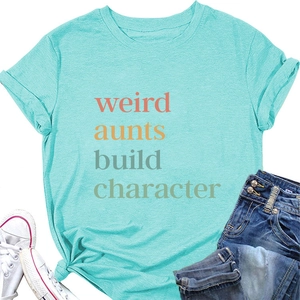 Flach liegendes türkisfarbenes T-Shirt mit weird aunts build character Farbverlauf-Print