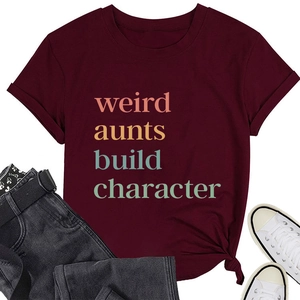 Flachbild eines weinroten T-Shirts mit buntem Text-Print und stilvollem Seitenknoten